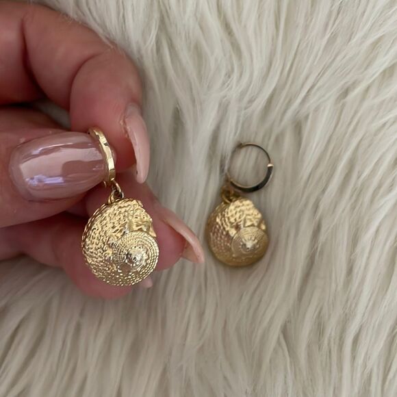 Gold seashell earrings - Picture 1 of 4
